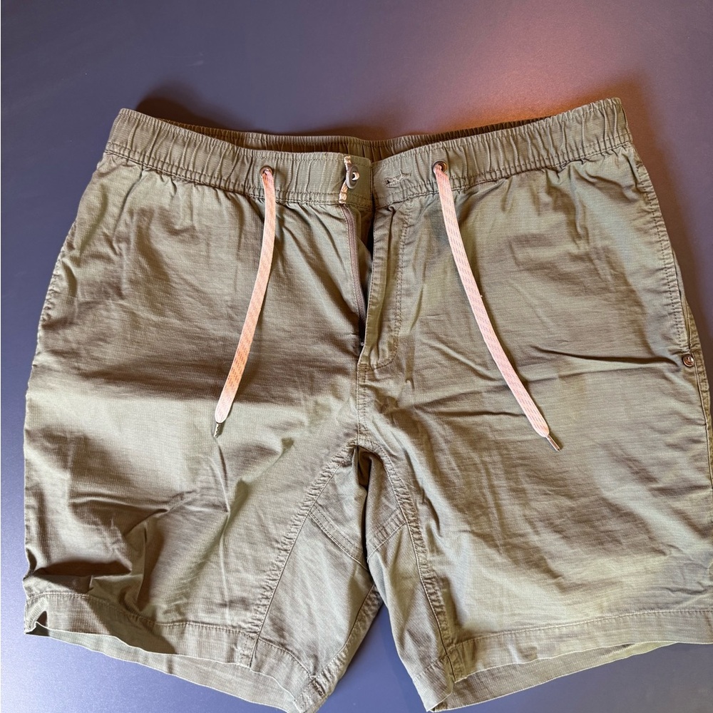 Vuori Men's Hybrid Shorts in Olive